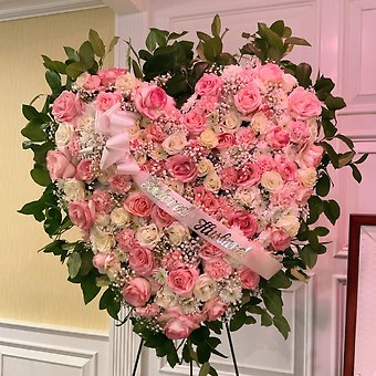 Pink white rose heart