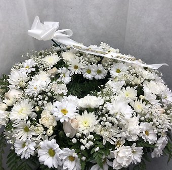 White daisy urn