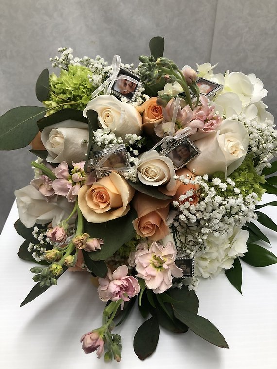 Soft hues bridal bouquet